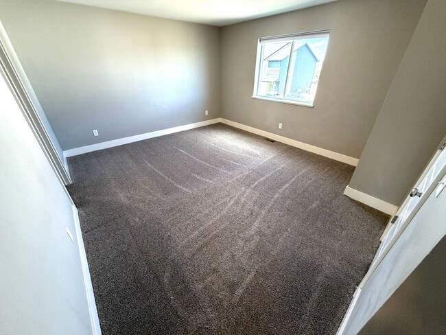 Building Photo - 640 Ptarmigan Ln