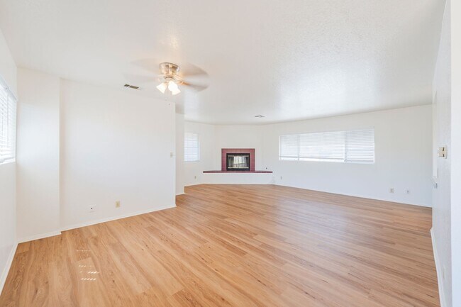 Building Photo - 1218 Portola Ave