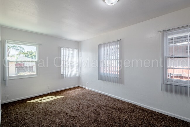 Building Photo - 3 Bedroom/2 Bath Home - $1695 per Month!