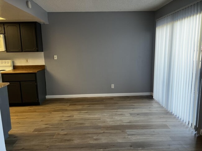 Building Photo - 301 Brookside Ln