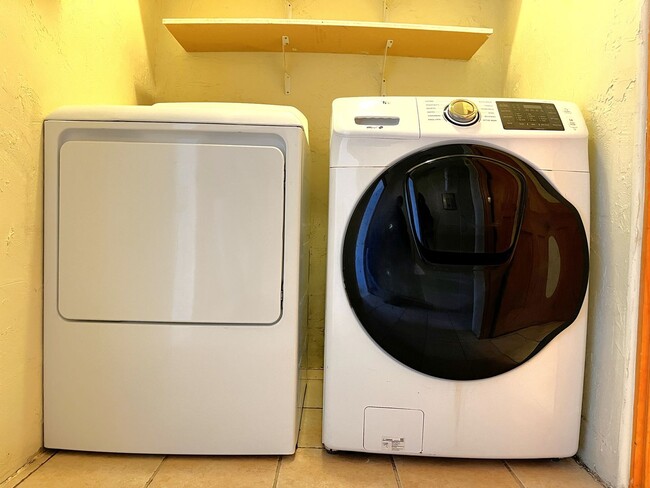 Building Photo - Splendid 4 Bedroom, 2 Bath Home Near Kirtland AFB! Available Now!