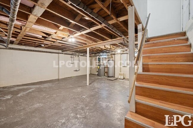 Building Photo - 606 W Poinsetta Ave