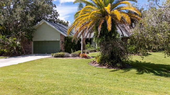Building Photo - Enjoy Florida living in this spacious 3BR/...