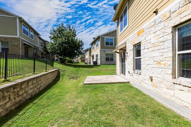 Building Photo - 1620 Bryant Dr
