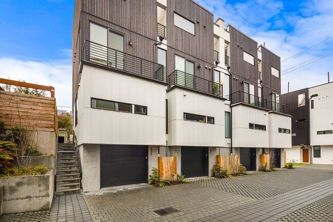 Building Photo - Eastlake 3 Bedroom Townhouse with Rooftop Deck/Views