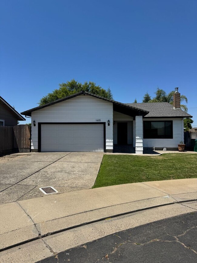 Building Photo - Available now! 3 Bed/2 Bath Home
