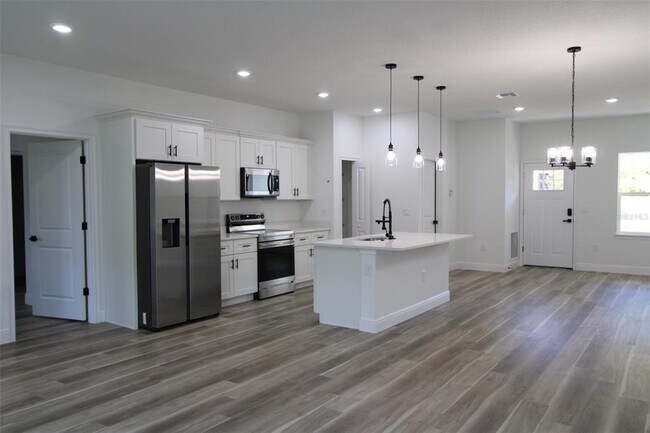 Building Photo - 9118 N Cortlandt Dr