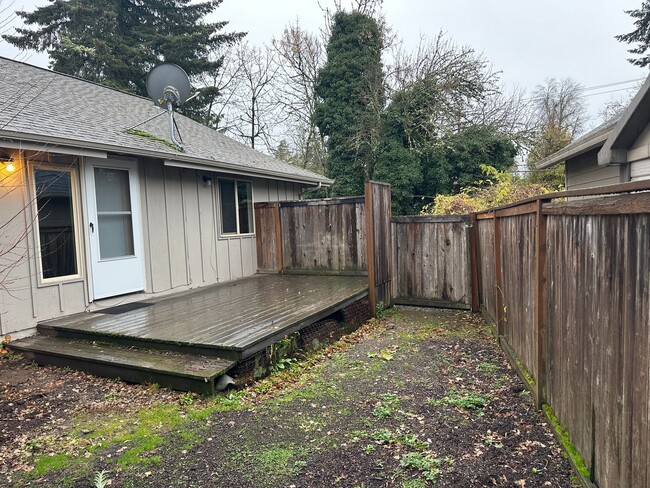 Building Photo - Cozy 2 bedroom 1 bathroom duplex in Eugene!