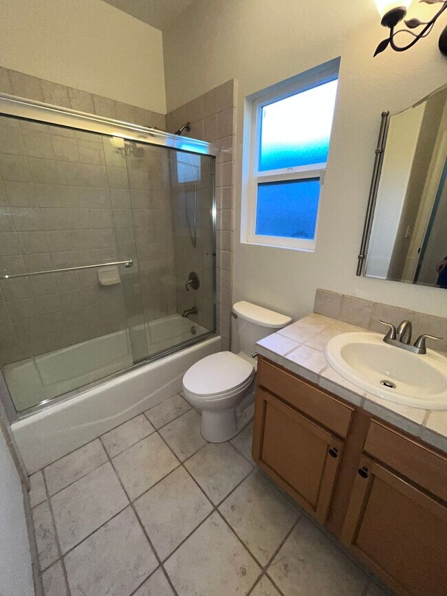 Building Photo - NICE HOME IN ORANGEVALE!!