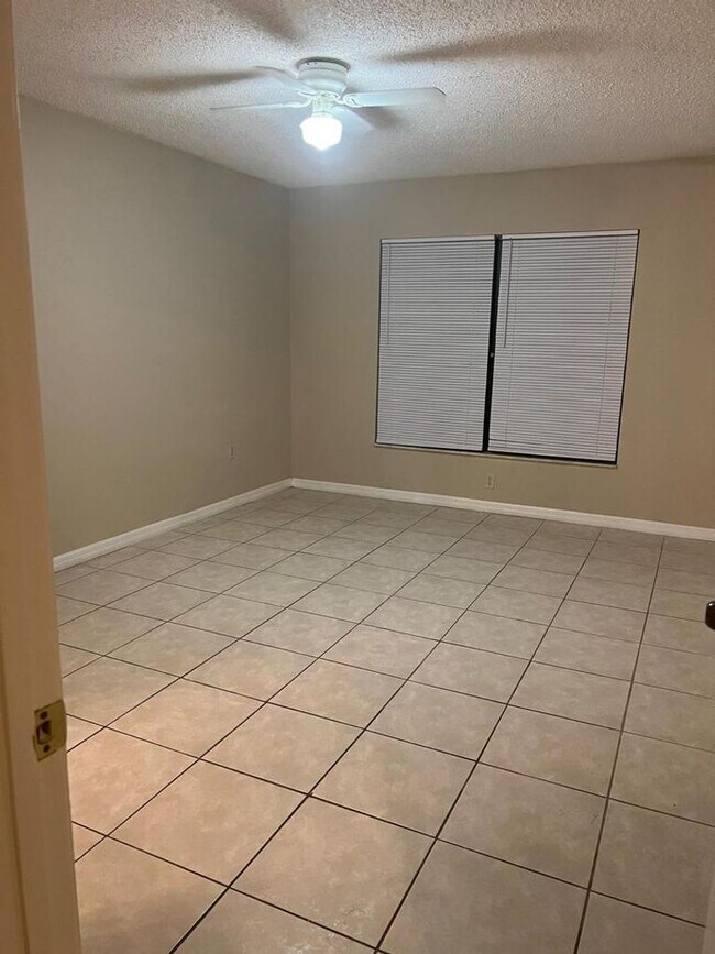 Building Photo - 605 Estrada Ln
