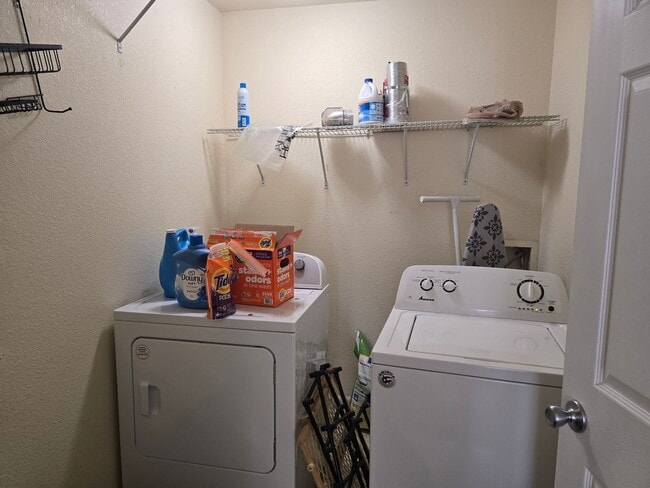 Building Photo - Three-bedroom condo in Denver boasts a lar...