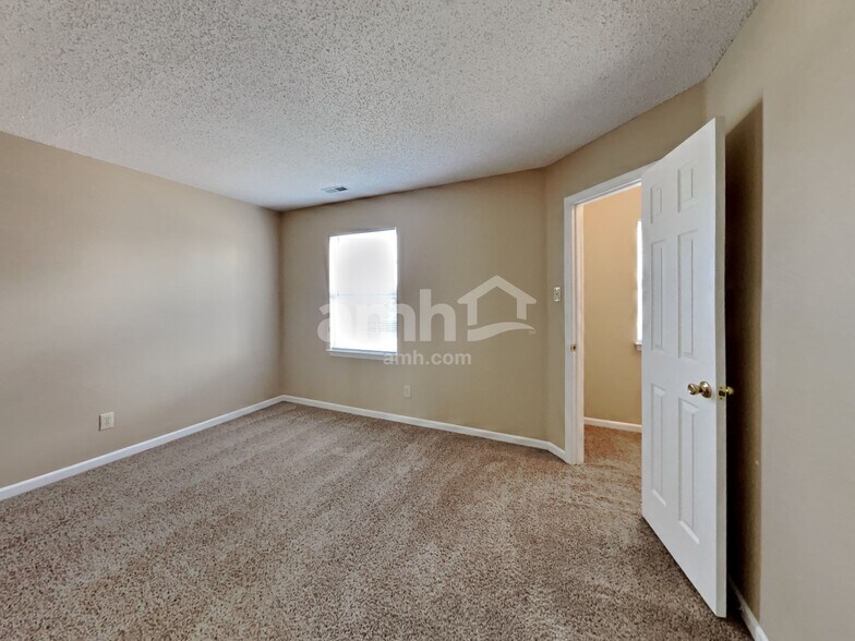 Building Photo - 2092 Fullwood Dr