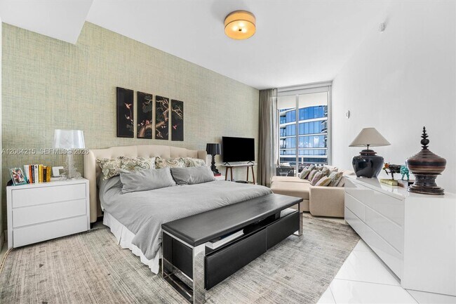 Building Photo - 15811 Collins Ave