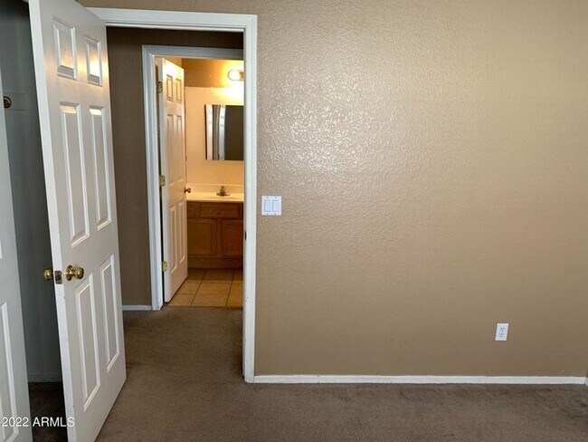 Building Photo - Charming 4 bed, 2 bath home on the golf co...