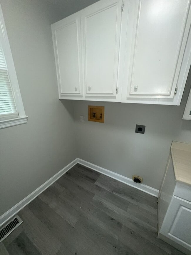 Building Photo - 3111 Avon Dr