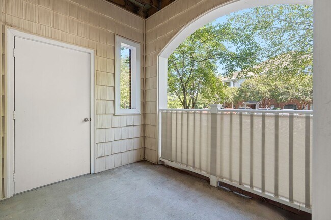 Building Photo - Ground Level 2-bed, 2-bath Condo in Provid...
