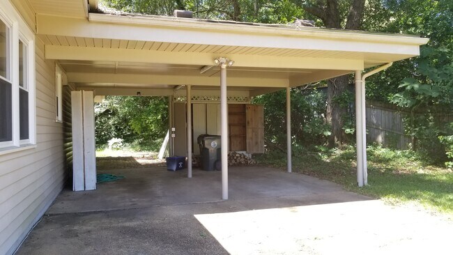 Building Photo - 16 Elmira Dr