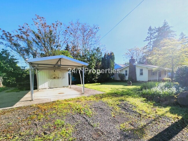 Building Photo - Updated Vintage 2 BD Home on a Spacious Lot - Milwaukie