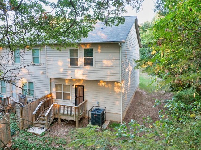 Building Photo - 2570 Castellan Dr