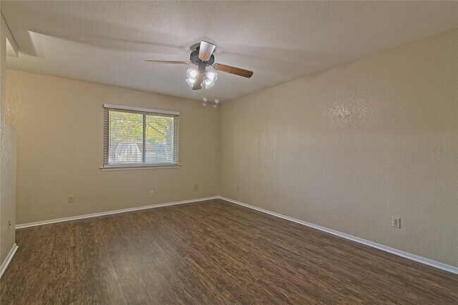 Building Photo - 914 Garden Meadow Dr