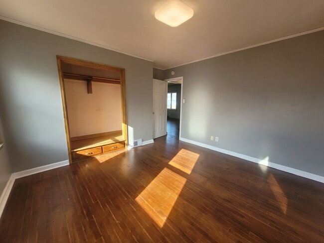 Building Photo - 2405 Maple St