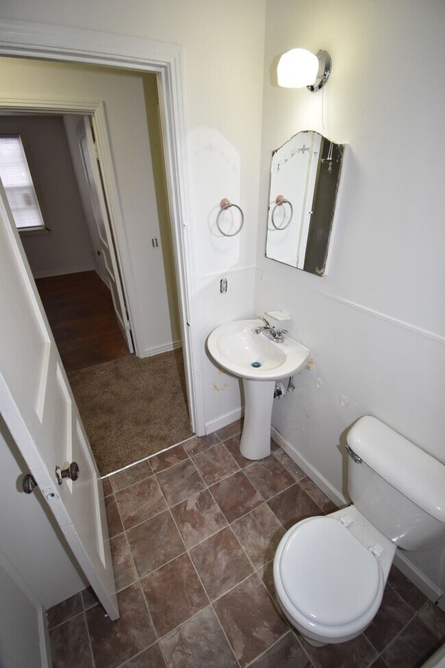 Building Photo - 3 Bedroom Home For Rent Near APSU!
