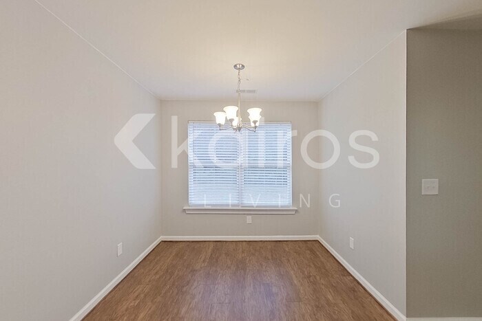 Building Photo - 922 12th Ln