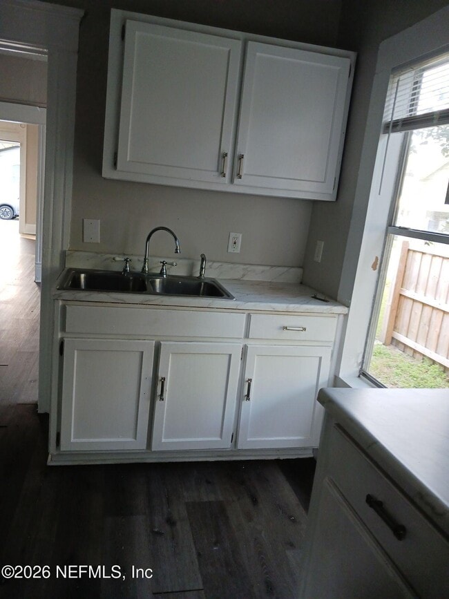 Building Photo - 1137 E 14th St