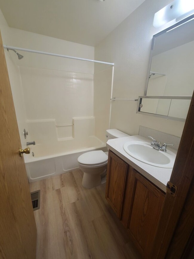 Building Photo - Beautiful 3 bed 2 bath Townhome in Boise! ...