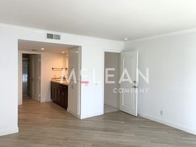 Building Photo - Beautiful Two Bedroom Condo in a Stunning ...