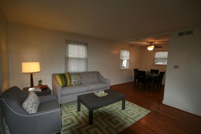 Building Photo - Lovely End Unit Townhouse / W&D / Near Duk...