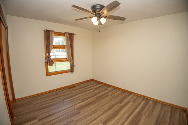 Building Photo - 2401 Willow Dr