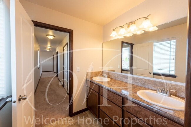Building Photo - Newer Large Home in Great Neighborhood wit...