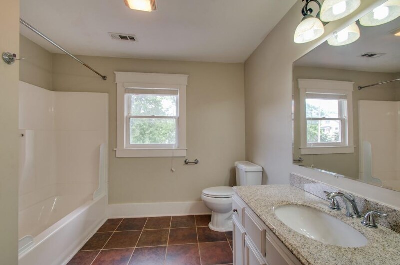 Building Photo - 1106 Lawrence Ave