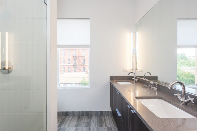 Building Photo - 1637 W Grand Ave