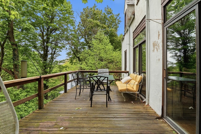 Building Photo - 117 Renwick Dr