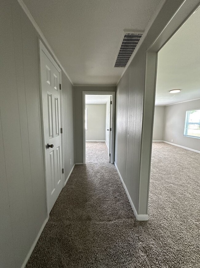 Building Photo - Backyard Nights & Front Porch Mornings — Cozy 3BR Brick Ranch in Fairlawn