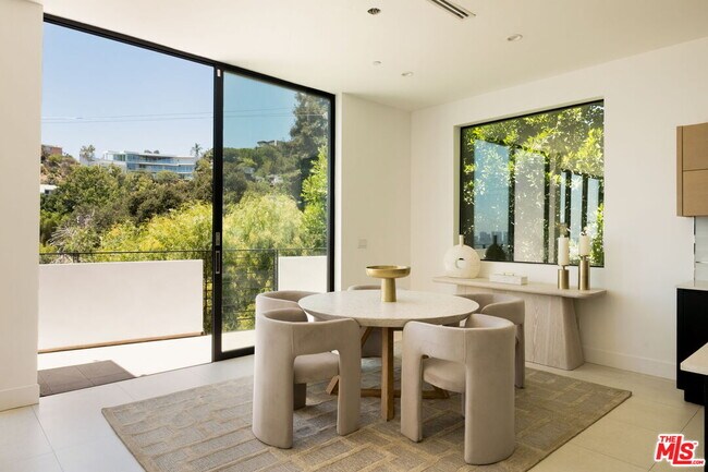 Building Photo - 1516 Forest Knoll Dr