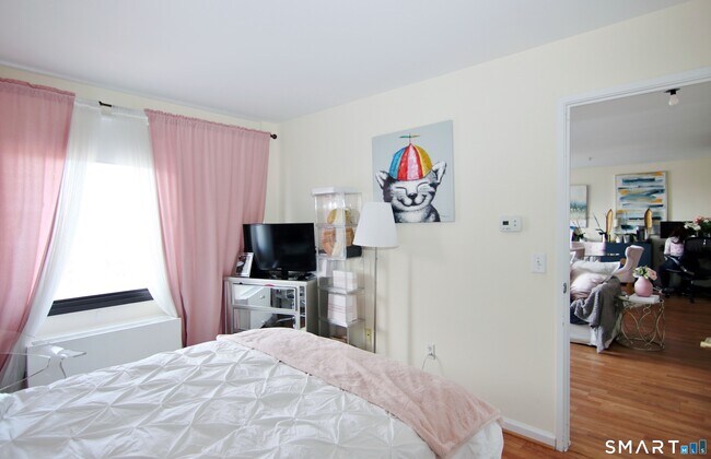 Building Photo - 300 Broad St