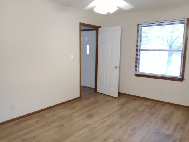Building Photo - Charming 3 Bedroom, 2 Bath Single Family H...