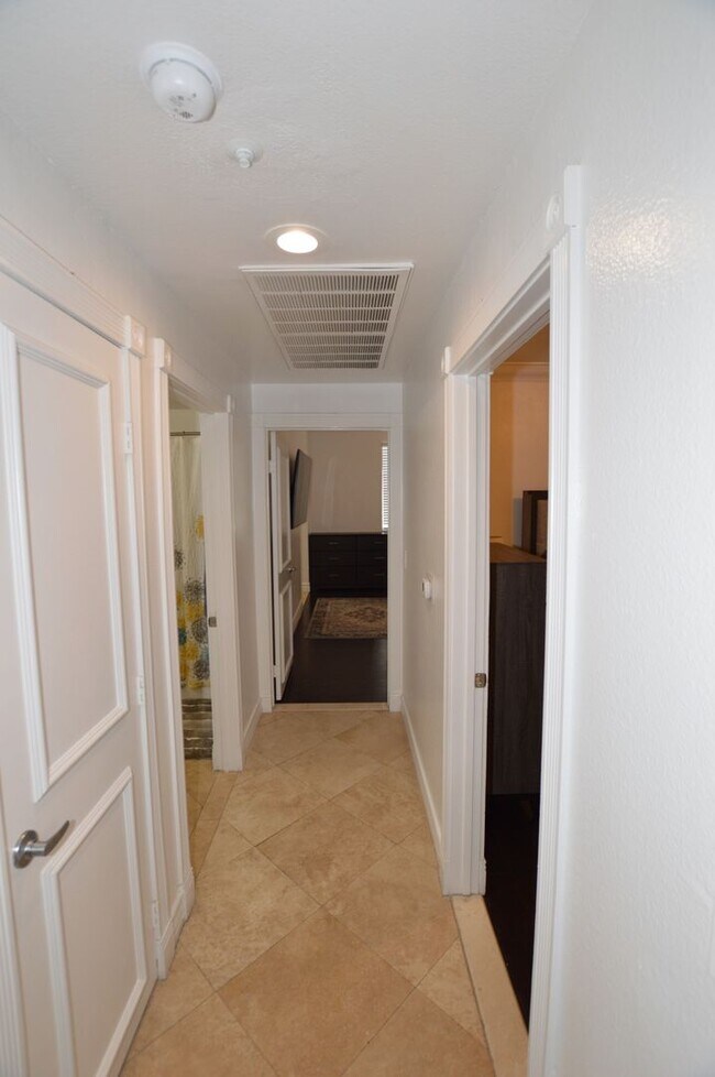 Building Photo - 260 E Flamingo Rd