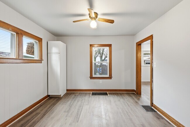 Building Photo - 607 W Grand Ave