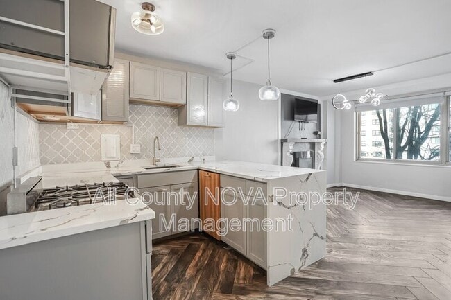 Building Photo - 922 24th St NW