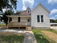 Building Photo - Newly Remodeled 2 Bed 1 Bath Home in Downt...