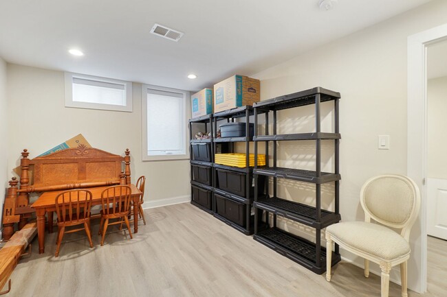 Building Photo - ELEGANT AND SPACIOUS 5 BEDROOM 3 FULL BATHROOM HOME IS AVAILABLE 3-1-2026  IN THE ROSEMARY HILLS ...