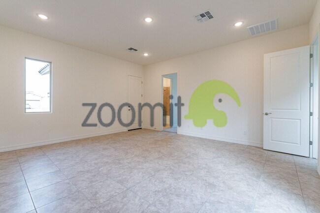 Building Photo - Beautiful Views!