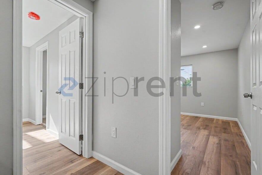Building Photo - Unit