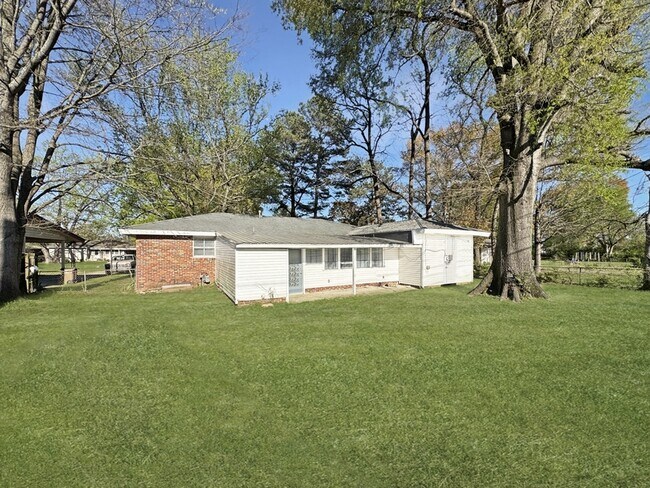 Building Photo - 1707 Buena Vista Cir SE