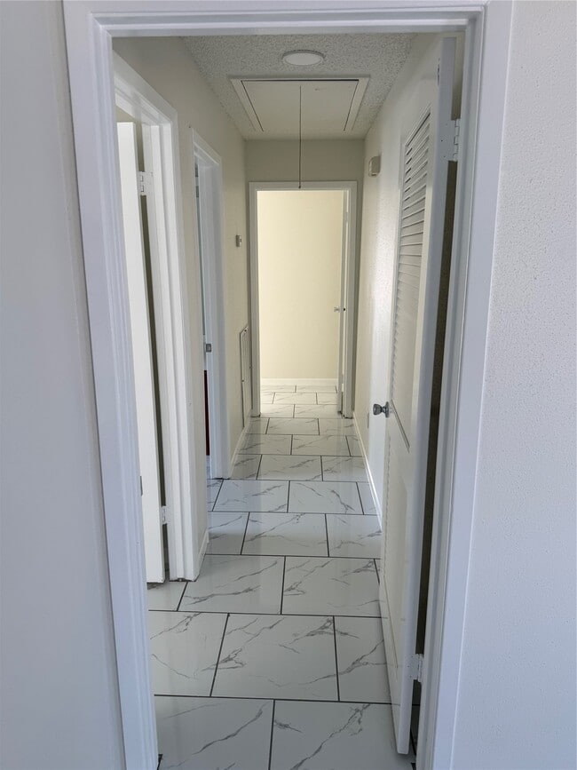 Building Photo - 6103 Linnhaven Dr