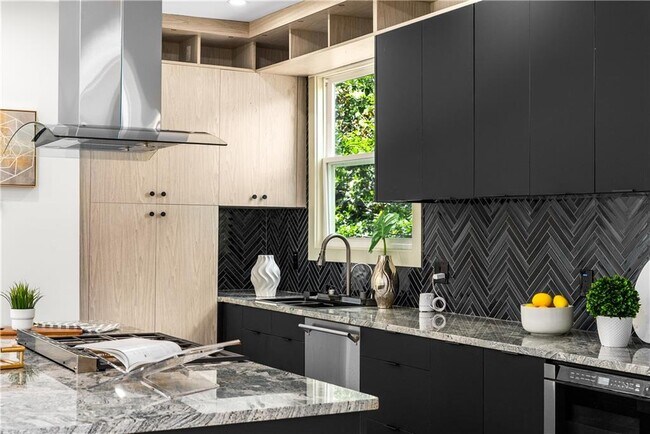 Building Photo - 335 Eureka Dr NE